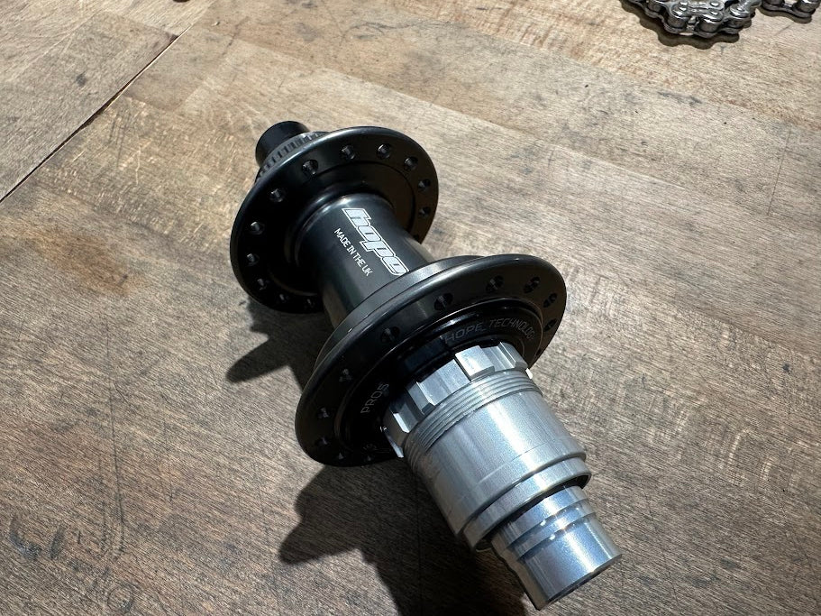 HOPE PRO5 rear hub, Centerlock, 12x142mm - Smoke