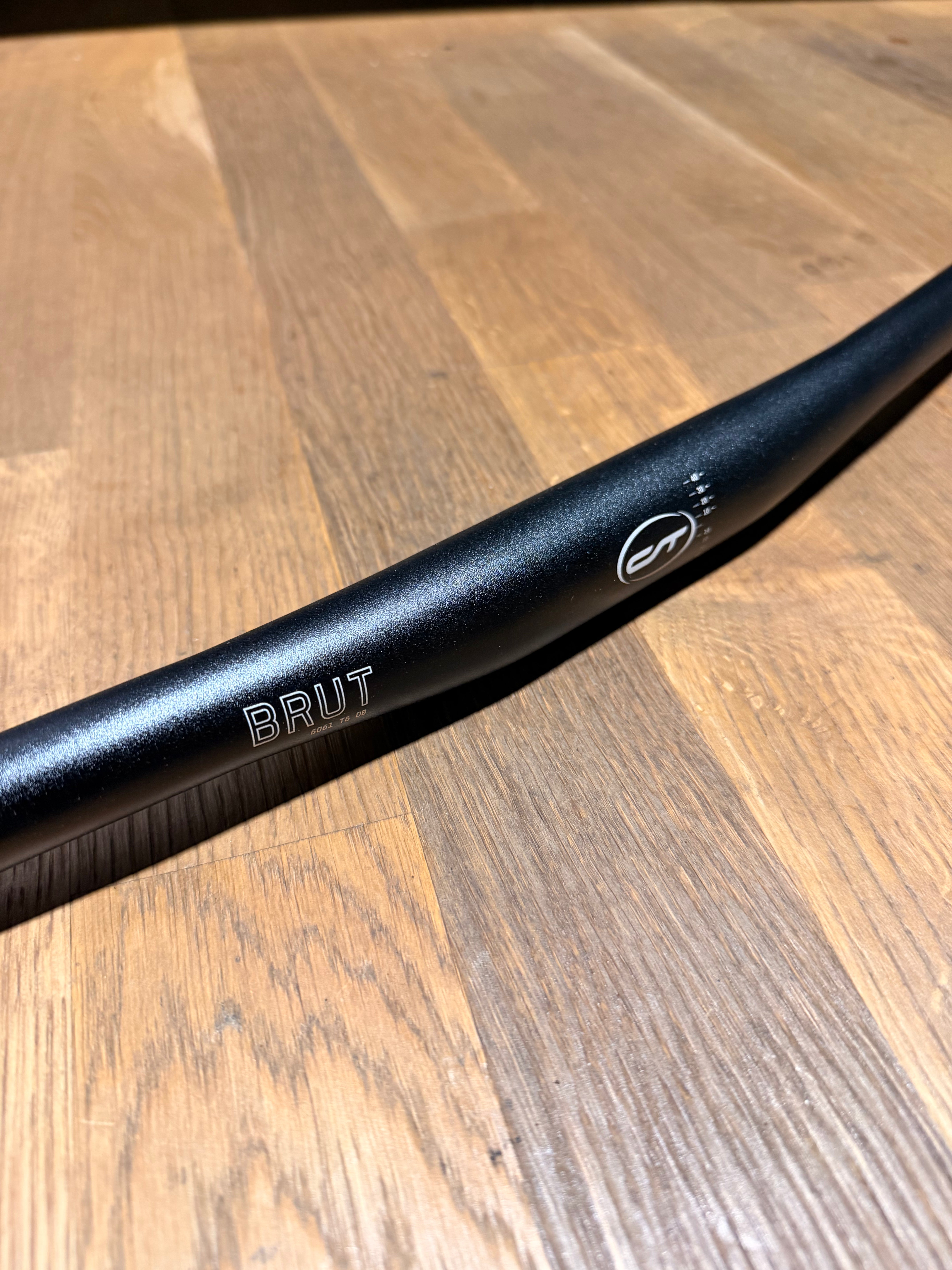 Contec Brut Flat Bar 31.8mm Schwarz 720mm - Schwarz