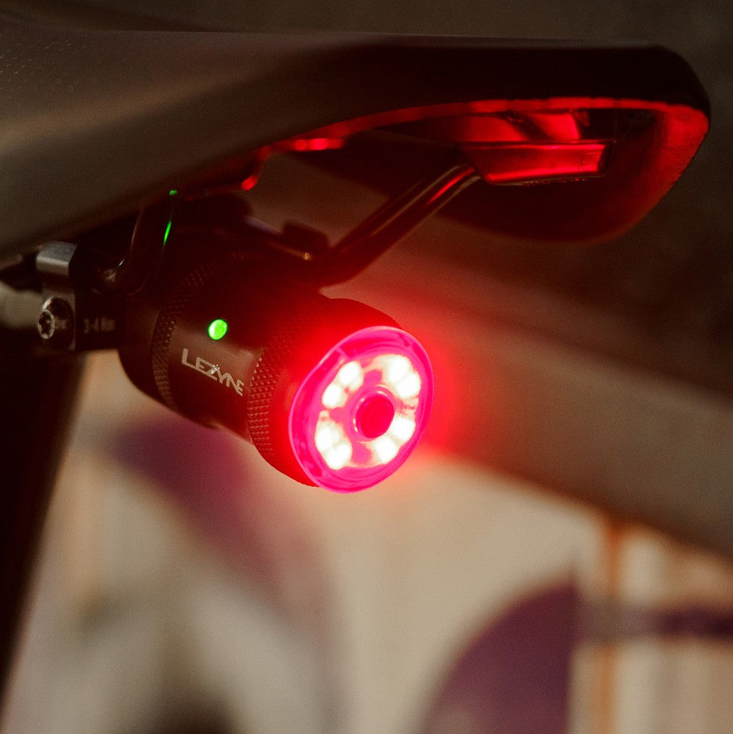 Lezyne Saddle StVZO Ai ALERT Rücklicht, USB-C, Aluminium, Sattelhalterung