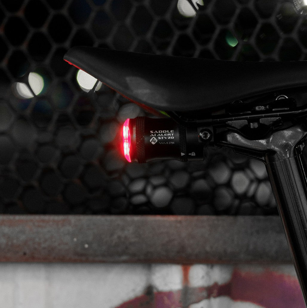 Lezyne Saddle StVZO Ai ALERT Rücklicht, USB-C, Aluminium, Sattelhalterung