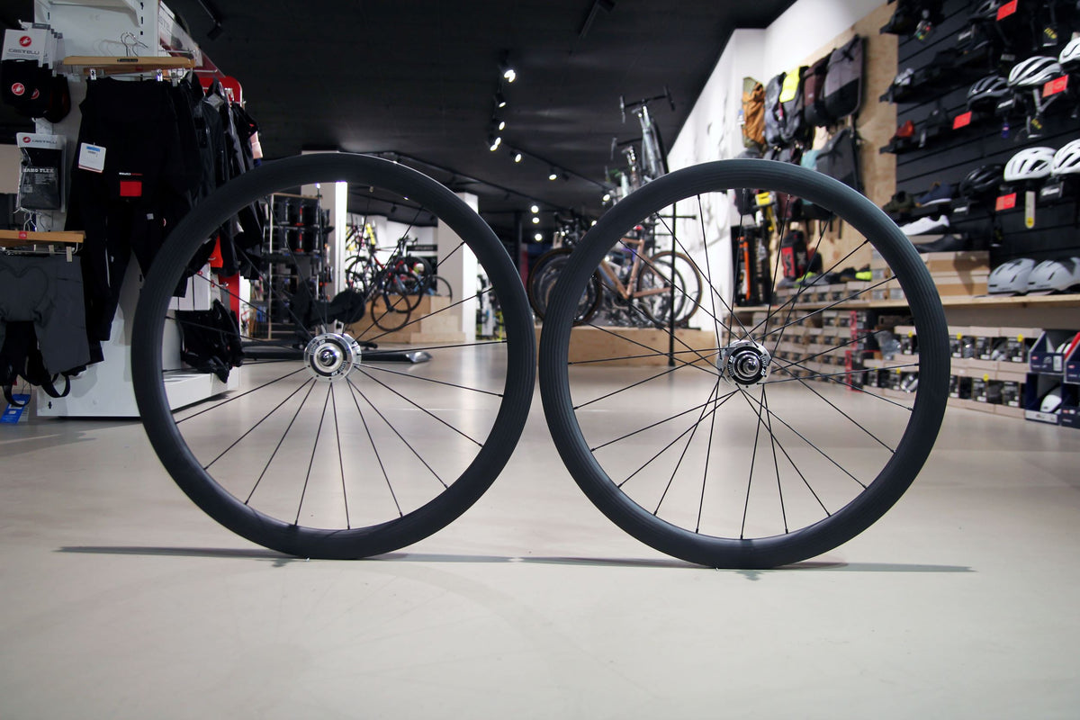 SMParts. Force 45 TLR 3K Twill Weave x DT SWISS 370 Track 20/24 Loch Laufradsatz