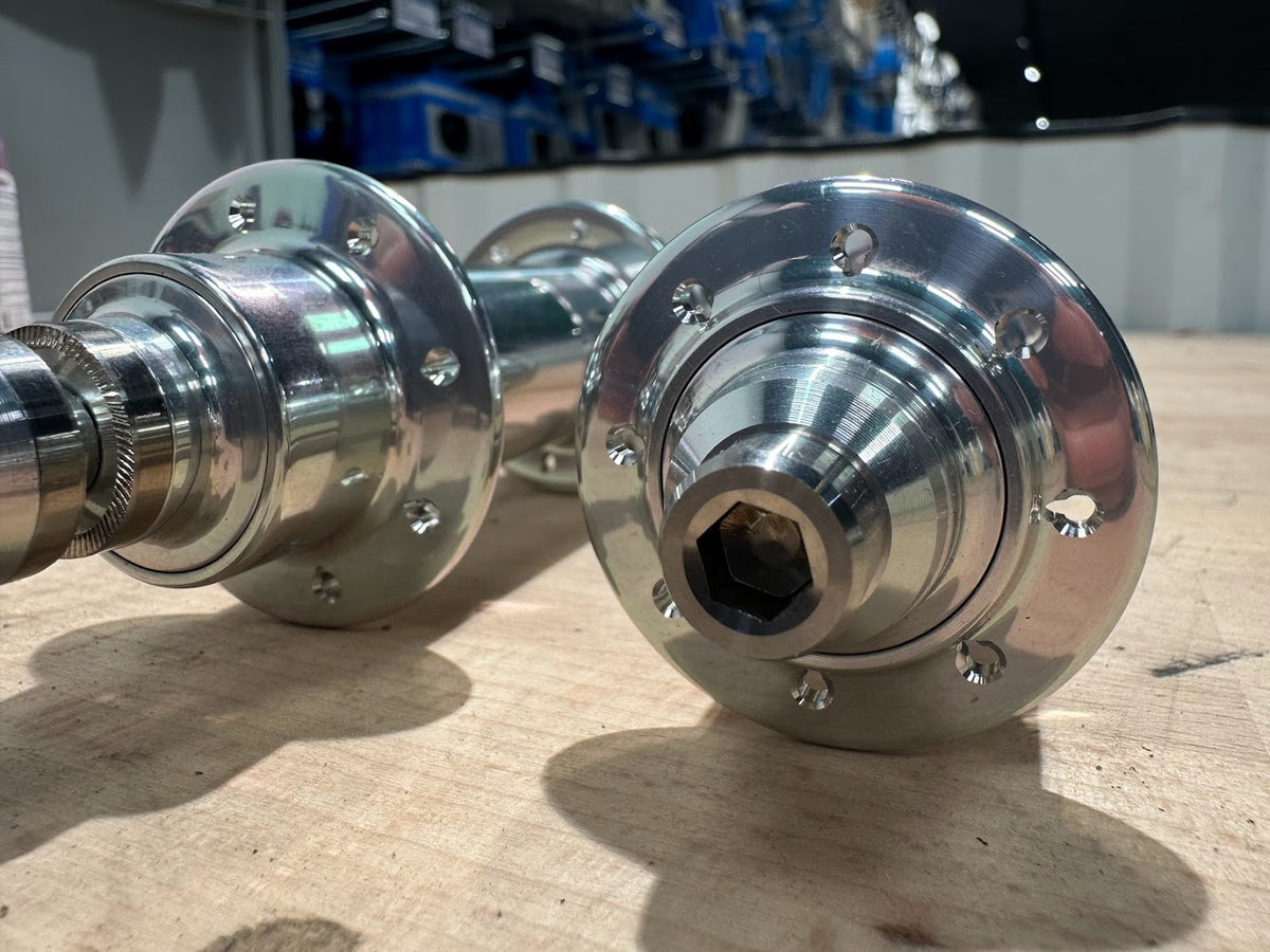 MACK HUBS Superlight Track Naben-Set Low Flange -geschlitzt- 16 Loch Silber Fixed-only